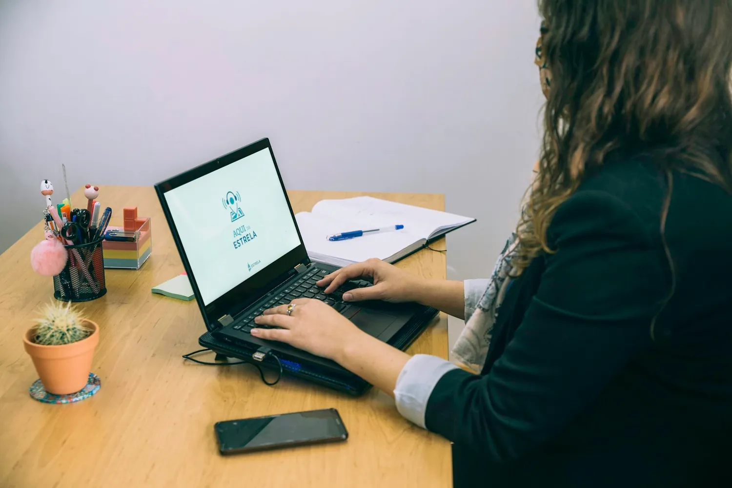 Tu consultor de lanzamiento revisando tu sitio web contigo